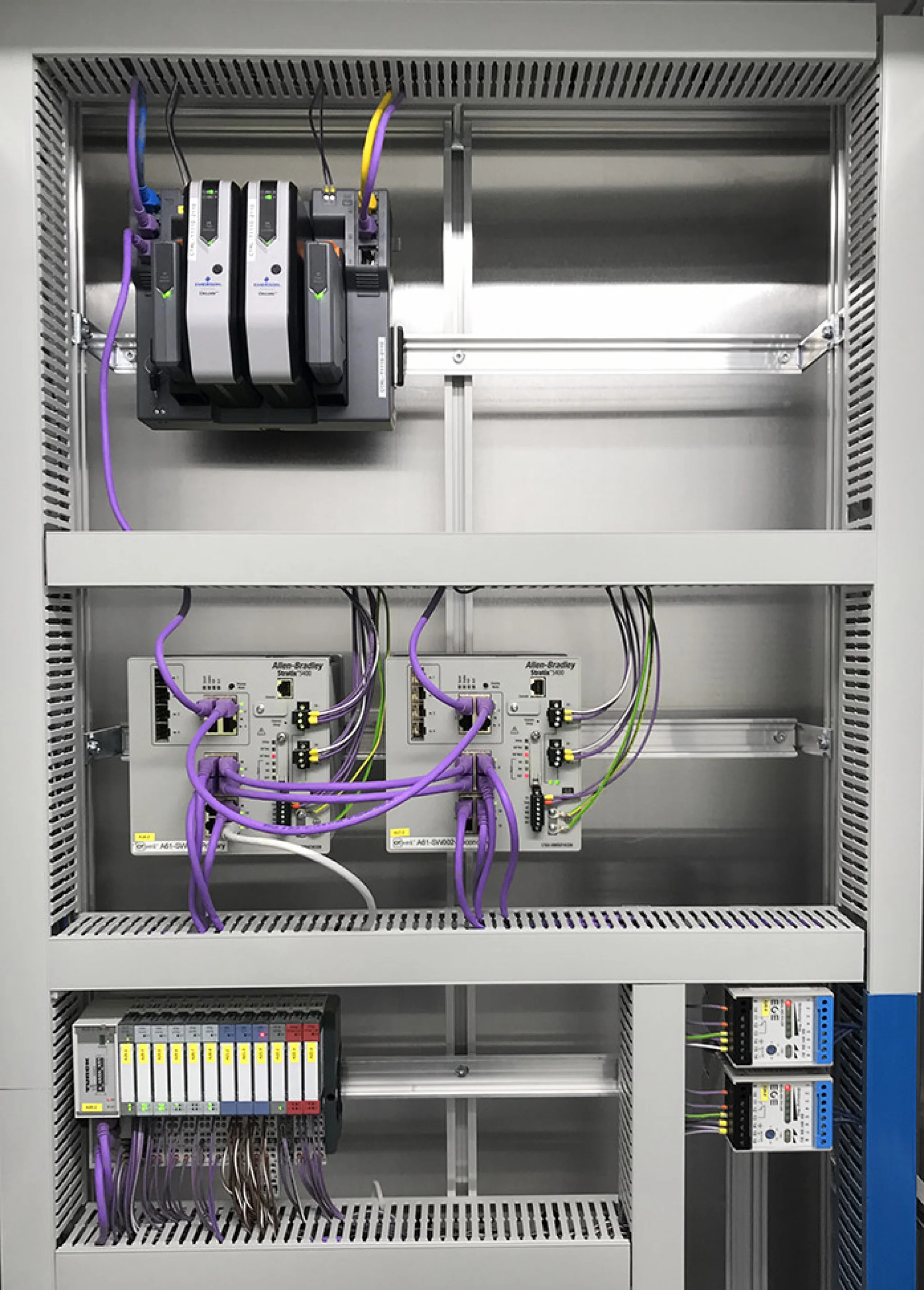 Foto von PK-Controllern und redundante Ethernet/IP Switches.