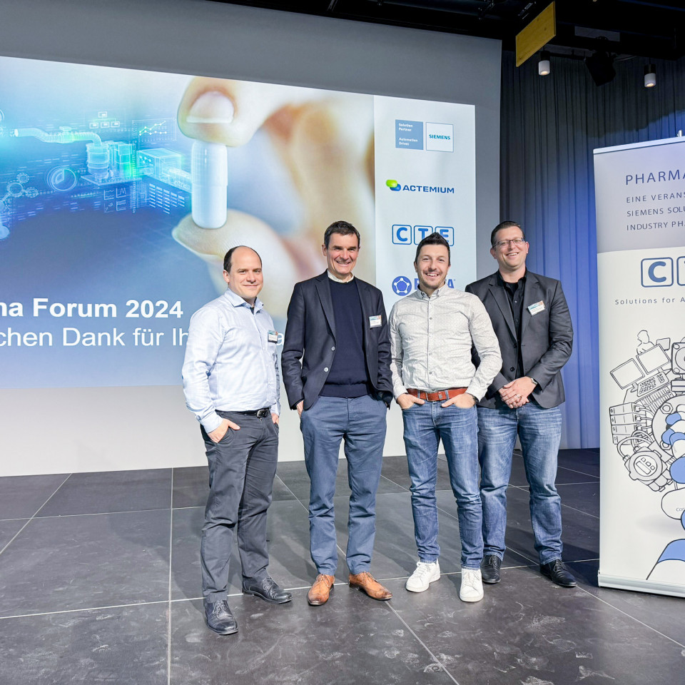 Gruppenfoto CTE beim Pharma Forum 2024: CEO Dominic Brunner, COO Andreas Langer mit LearningMachines Partnern Boris Lau und Jochen Sautter.