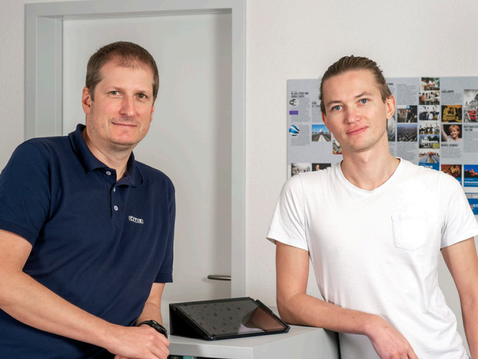 Das SOL-PA Entwicklerteam im gemeinsamen Interview: Projektleiter Fabian Meury (l.) und IT System Engineer Lukas Punzenberger. Auf dem Bild fehlt System Engineer Thomas Gysin.