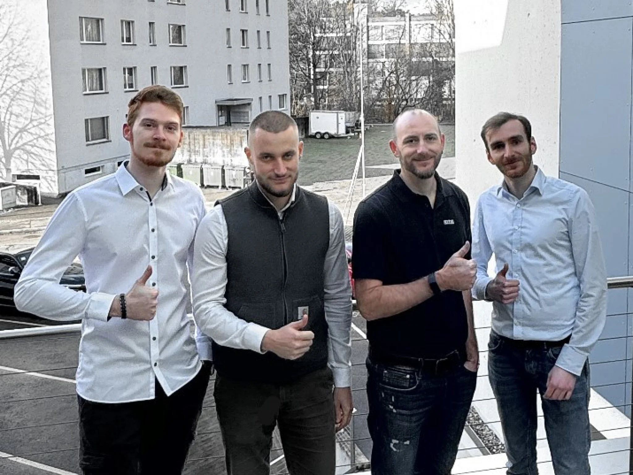 Bild der erfolgreichen IT-Absolventen der ControlTech Engineering AG Luc Weishar, Cédric Zumsteg und Joel Haag mit ihrem Vorgesetzten, Philipp Homberger.