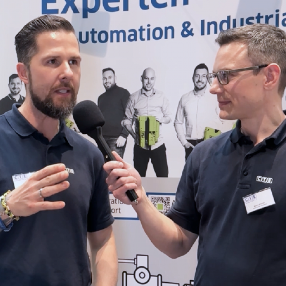 Stefan Kramberg, Data Engineer bei ControlTech Engineering in Liestal im Gespräch mit Ronny Wasmer, Senior Automation Engineer.