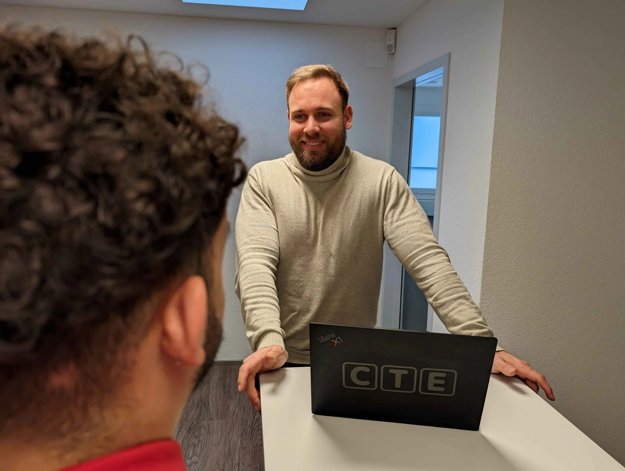 IT System Engineer Michael Gempp von der Controltech Engineering AG im Kundengespäch.