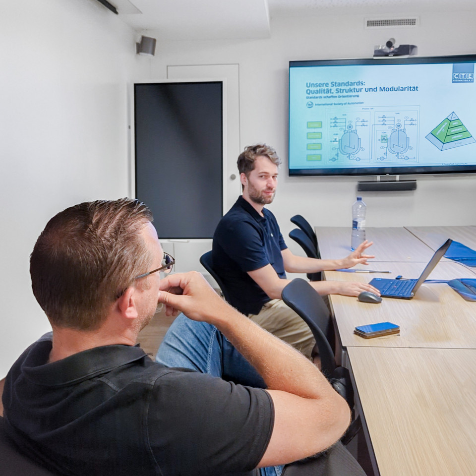 Patrick Hablützel (Automation Engineer) und Dominic Brunner (CEO) bei einer Präsentation im Sitzungszimmer der Firma CTE