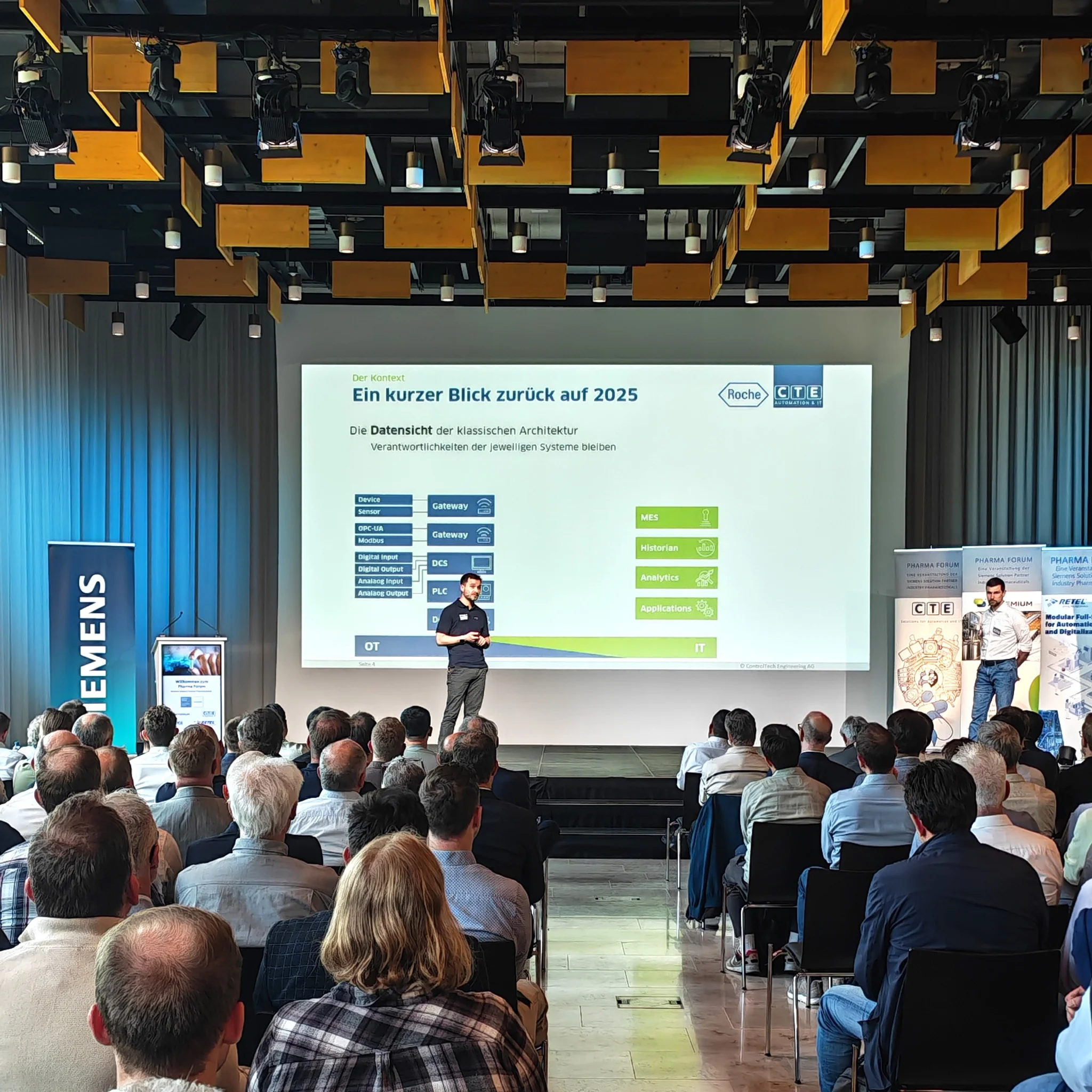 Sascha Zeller (l.) CTE und Dominik Puck Roche, an ihrem Referat am Siemens Pharma Forum zum Thema Unified Namespace in der Praxis.