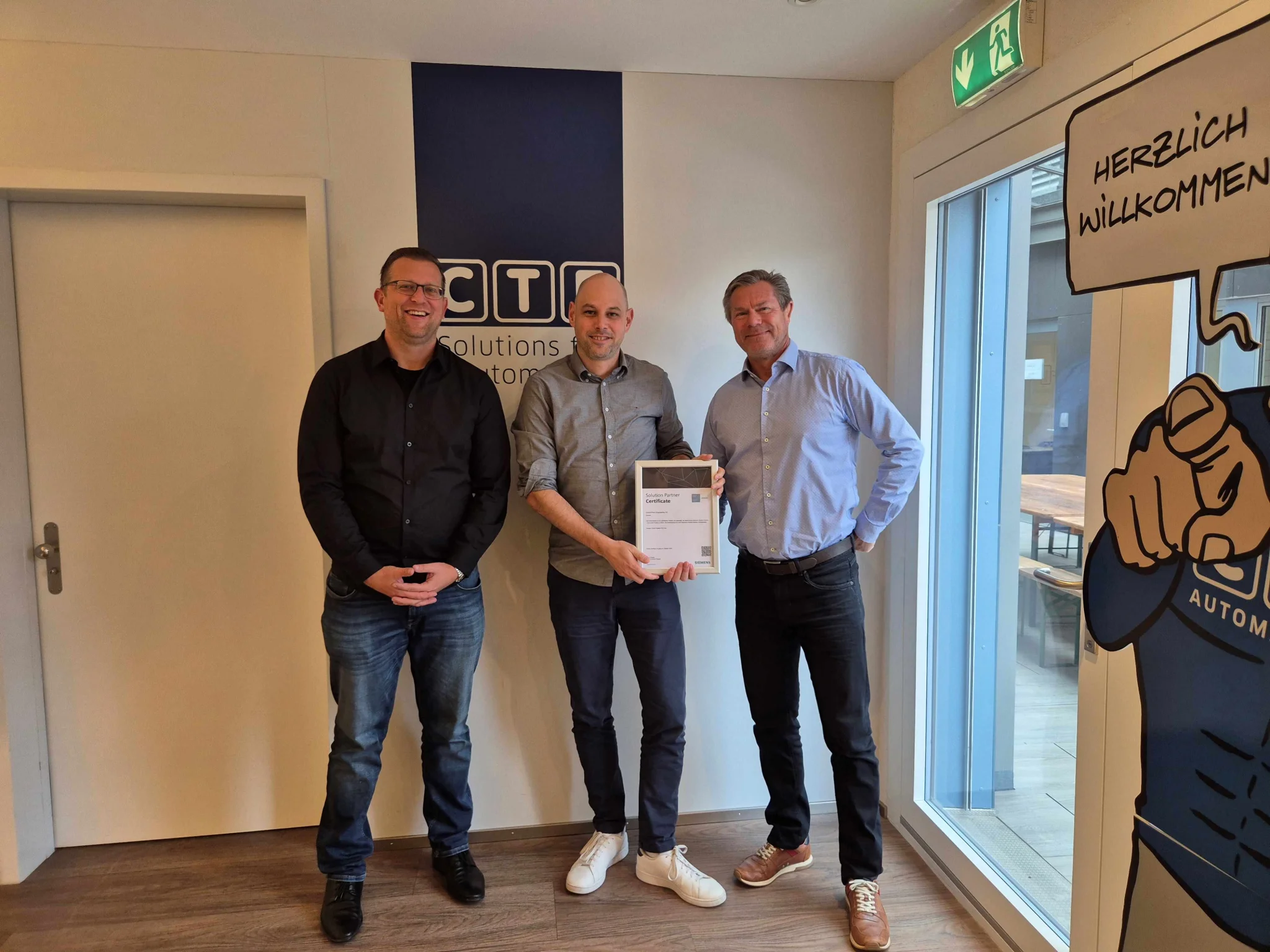 CEO Dominic Brunner (l.) und Bereichsleiter Raffael H&auml;nggi (m.) nehmen das Zertifikat von Siemens Regional Partner Manager Roman B&uuml;rke (r.) entgegen.